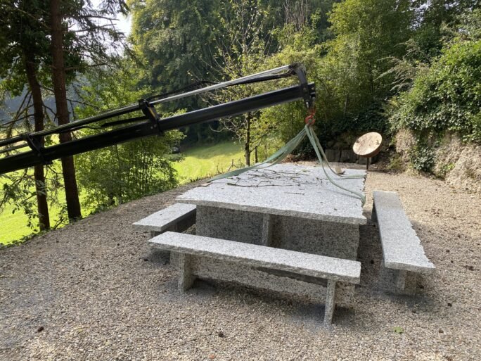 Rustikale Tischanlage aus Serizzo Gneis