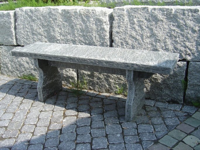 Sitzbank auf Maggia Gneis