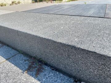 Blockstufen Padang dunkel